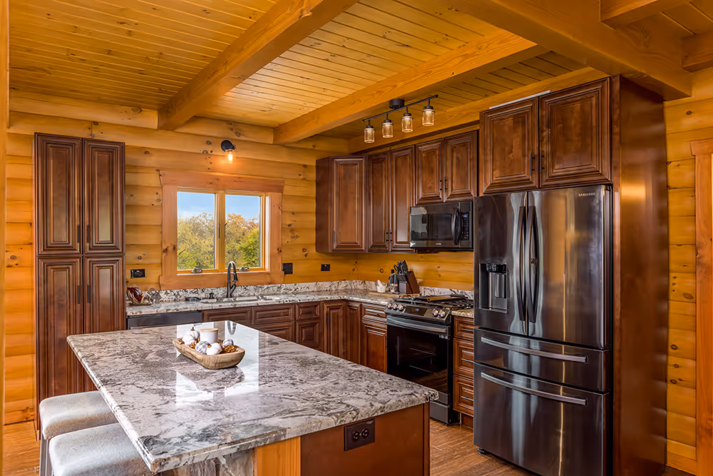 Patak Log Home - Kitchen and Bar